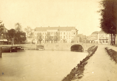 76287 Gezicht over de Leidsche Rijn te Utrecht, vanaf de Leidseweg; met de Smakkelaarsbrug, de herenhuizen aan de ...